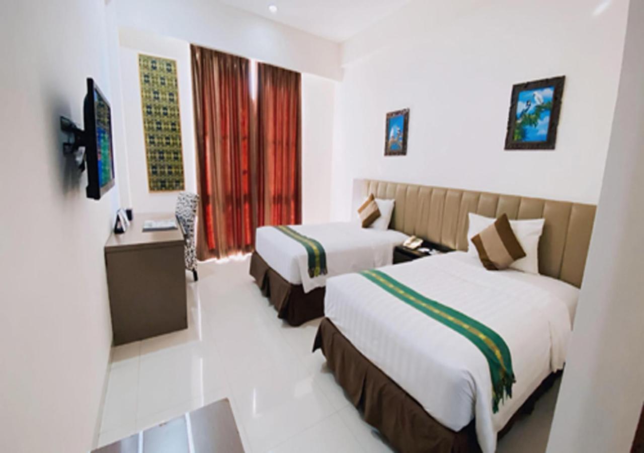 Hotel On The Rock Kupang  Exterior photo