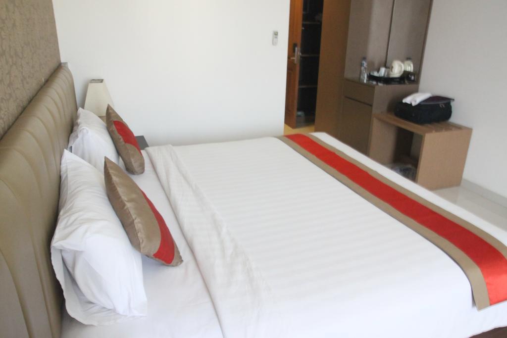 Hotel On The Rock Kupang  Exterior photo