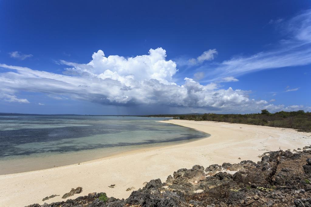 Hotel On The Rock Kupang  Exterior photo