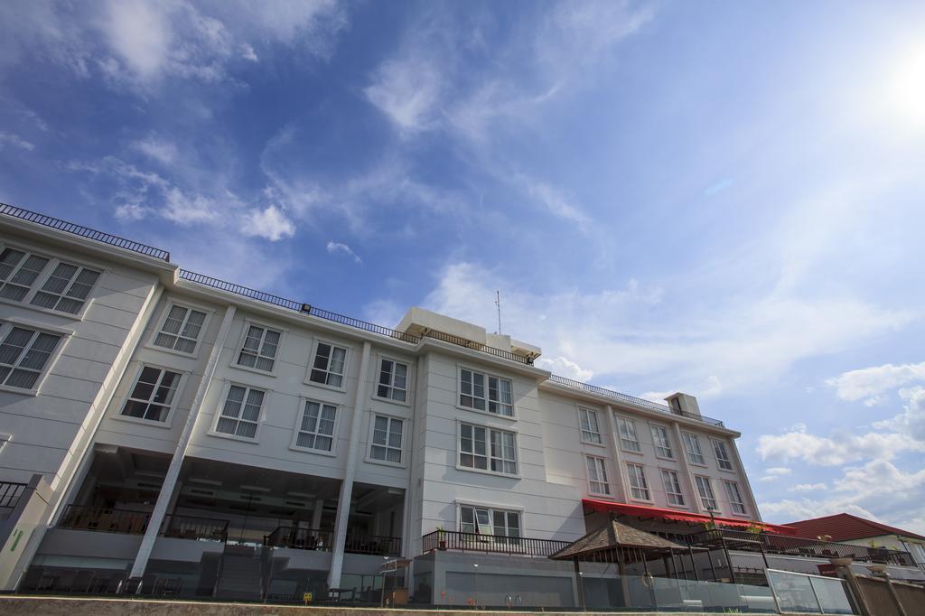 Hotel On The Rock Kupang  Exterior photo