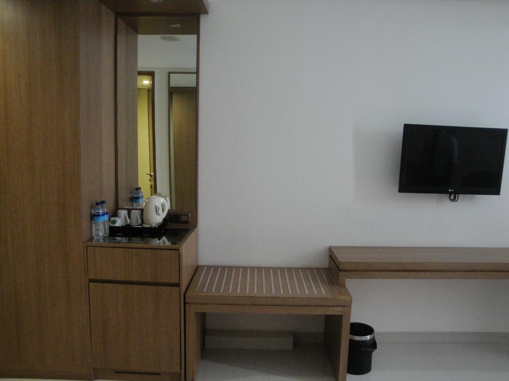 Hotel On The Rock Kupang  Exterior photo