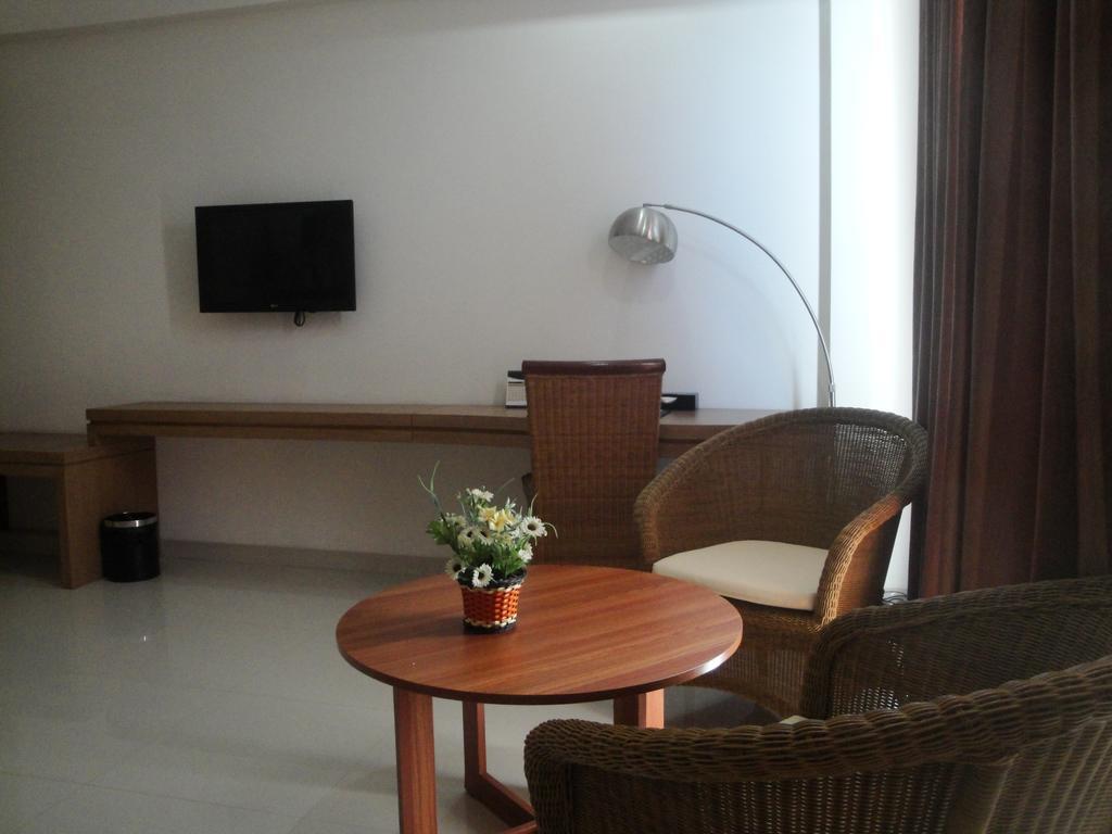 Hotel On The Rock Kupang  Exterior photo