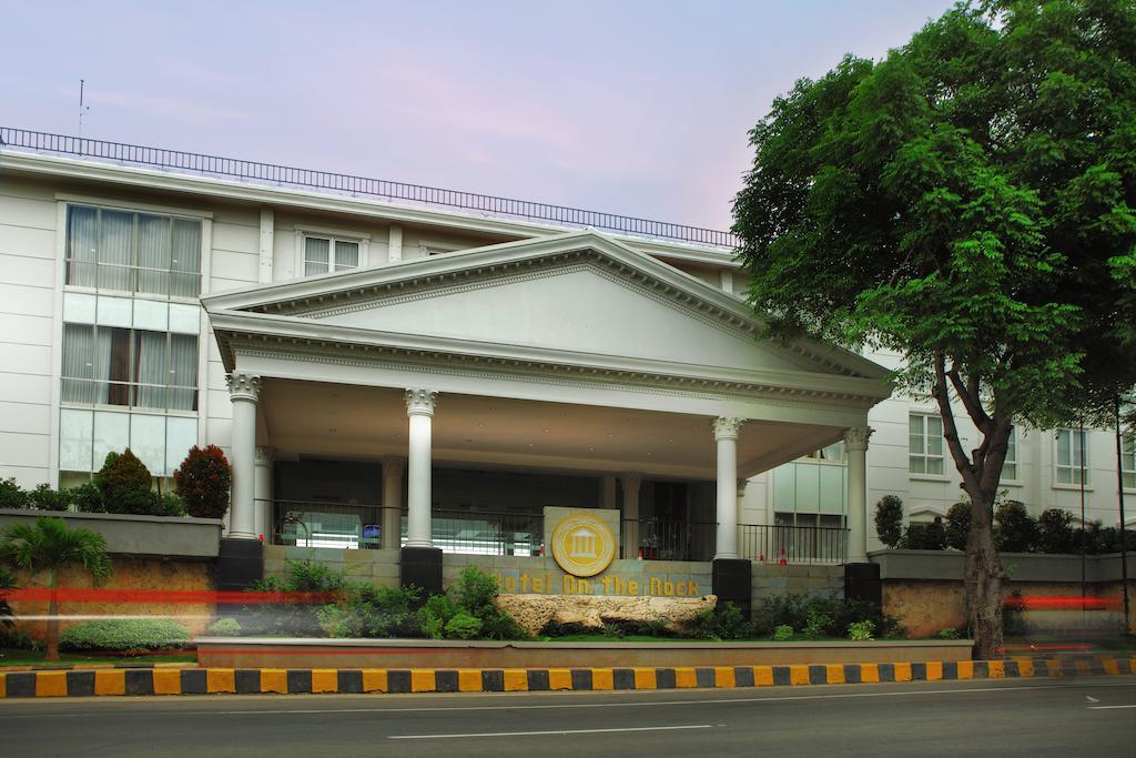 Hotel On The Rock Kupang  Exterior photo