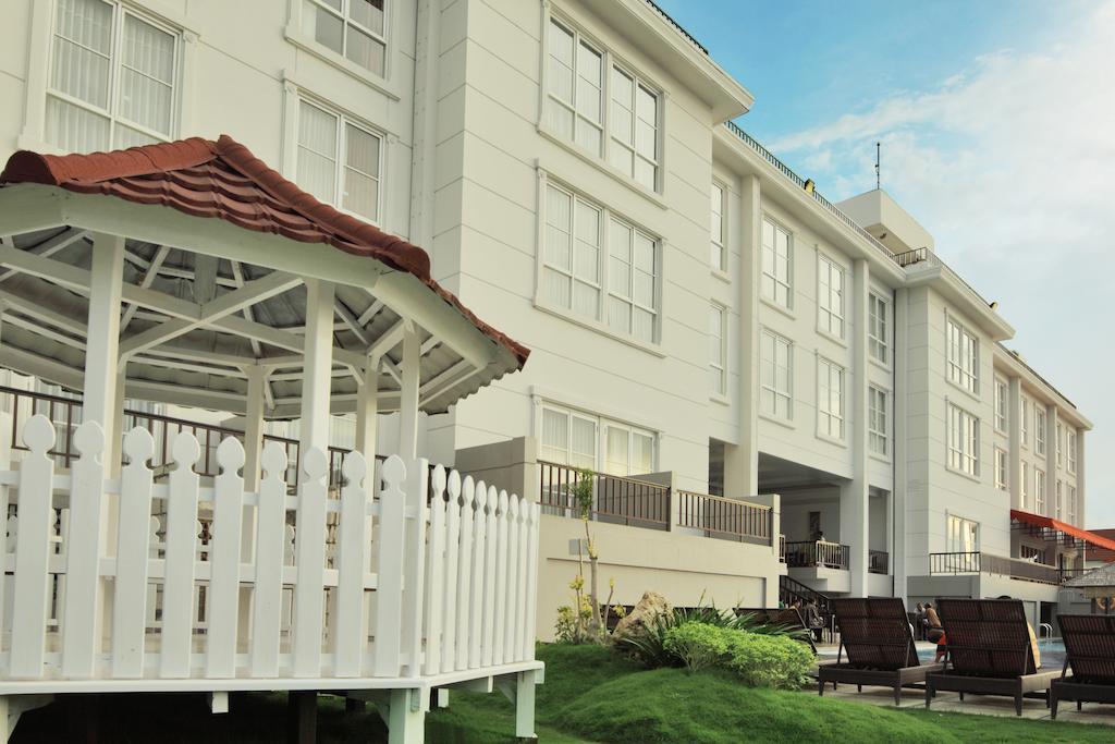 Hotel On The Rock Kupang  Exterior photo