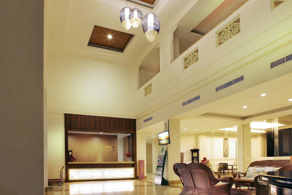 Hotel On The Rock Kupang  Exterior photo